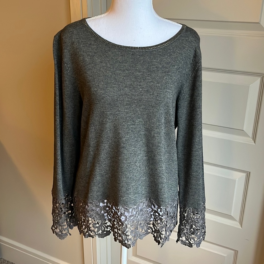 Size M. Grey Long Sleeved Light Sweater